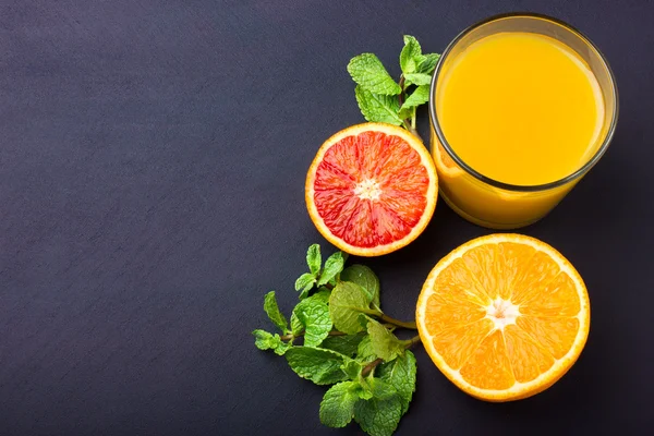 Jugo de naranja fresco sobre fondo oscuro — Foto de Stock