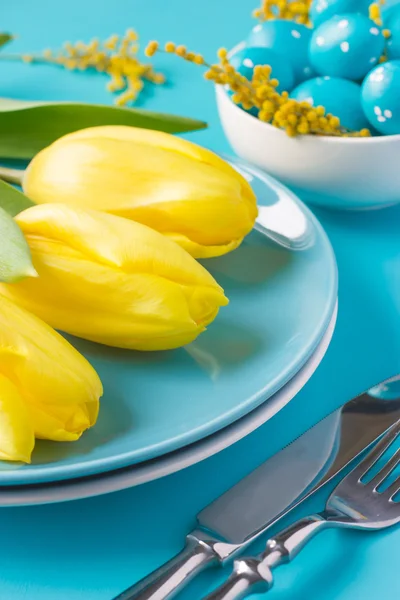 Table de printemps avec tulipes jaunes — Photo