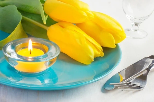 黄色のチューリップと春のテーブルセッティング — ストック写真