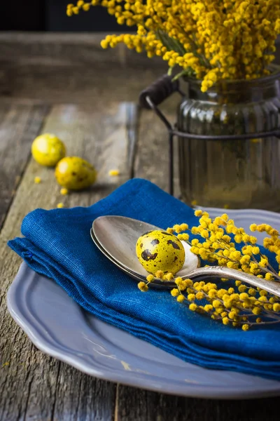 Definição de mesa de Páscoa com flor de primavera e ovos em backg de madeira — Fotografia de Stock