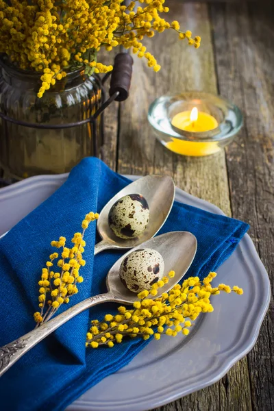 Table de Pâques avec fleur de printemps et œufs sur fond en bois — Photo