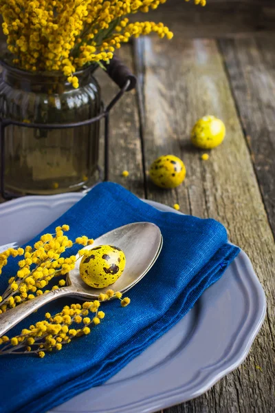 Table de Pâques avec fleur de printemps et œufs sur fond en bois — Photo