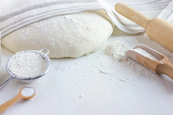 Baking background.  Flour, bakeware and fresh dough — Stock Photo, Image