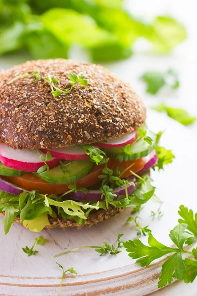 Healthy fast food. Vegan rye burger with fresh vegetables — Stock Photo, Image