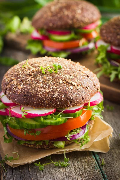 Healthy fast food. Vegan rye burger with fresh vegetables — Stock Photo, Image