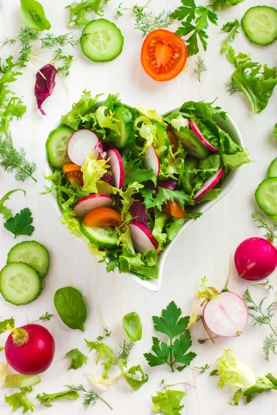 Insalata sana con verdure fresche e ingredienti su bac bianco — Foto Stock