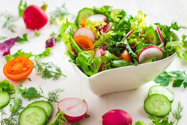 Frisk sallad med färska grönsaker och ingredienser på vita bac — Stockfoto