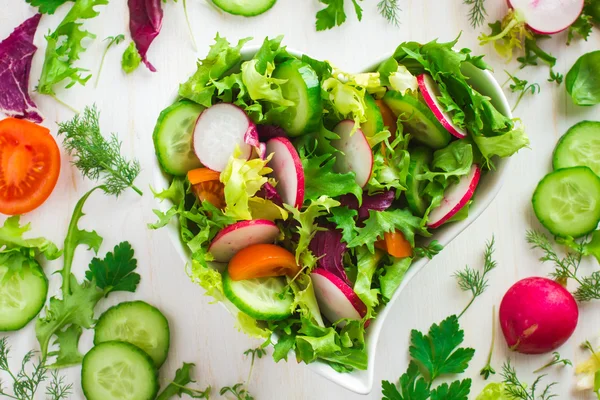 Здоровий салат зі свіжими овочами та інгредієнтами на білому фоні — стокове фото