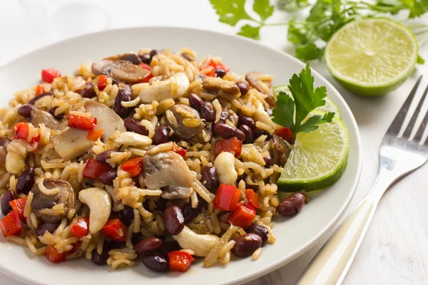 Рис с красной фасолью, грибами и овощами — стоковое фото