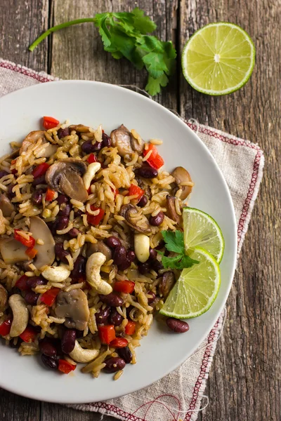 Рис с красной фасолью, грибами и овощами — стоковое фото