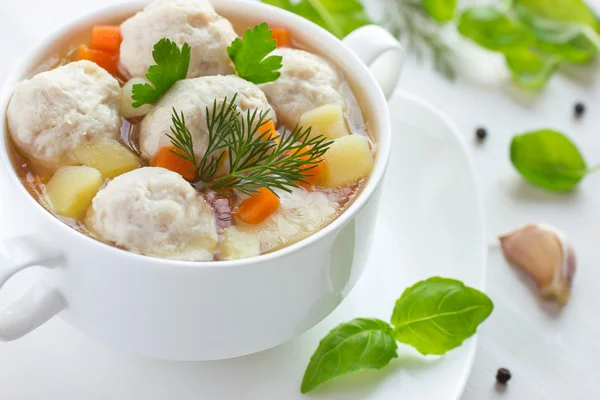ซุปกับลูกชิ้นไก่และผัก — ภาพถ่ายสต็อก