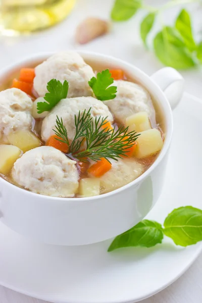 Sopa com almôndegas de frango e legumes — Fotografia de Stock
