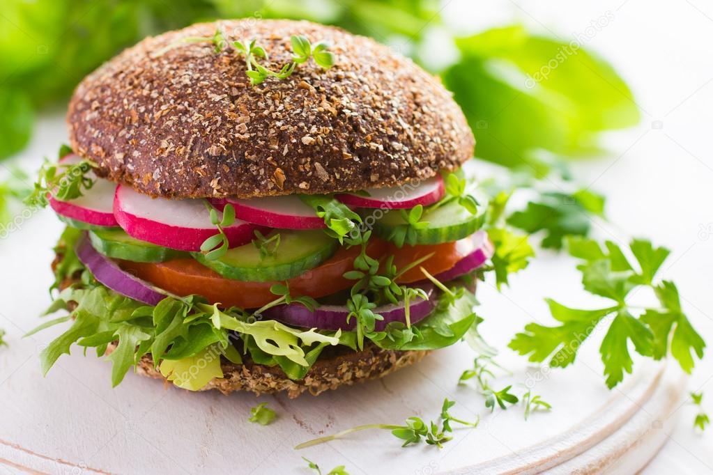 Healthy fast food. Vegan rye burger with fresh vegetables — Stock Photo