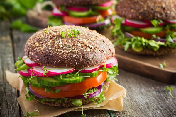 Vegan rye burger with vegetables — Stock Photo, Image