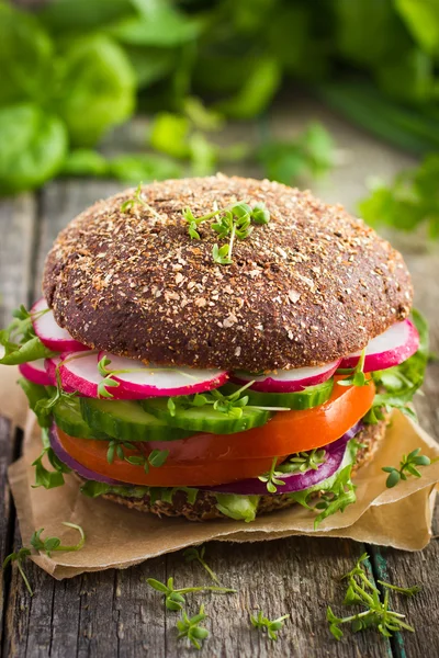 Vegan rye burger with vegetables — Stock Photo, Image