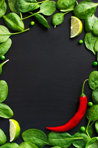 Spinat und rote Chilischote — Stockfoto