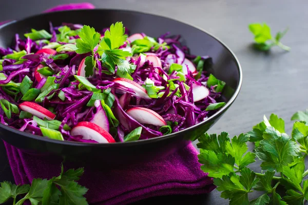 Red cabbage and spring onion salad — Stock Photo, Image