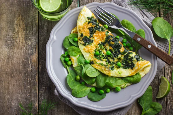 Omelette with spinach and green peas — Stock Photo, Image