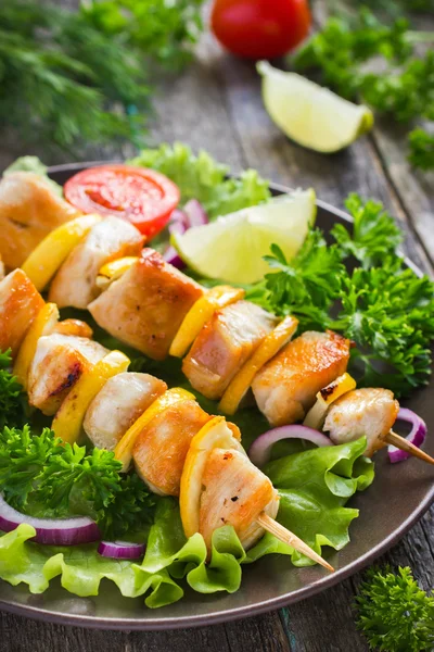 Grilled chicken and lemon kebab — Stock Photo, Image