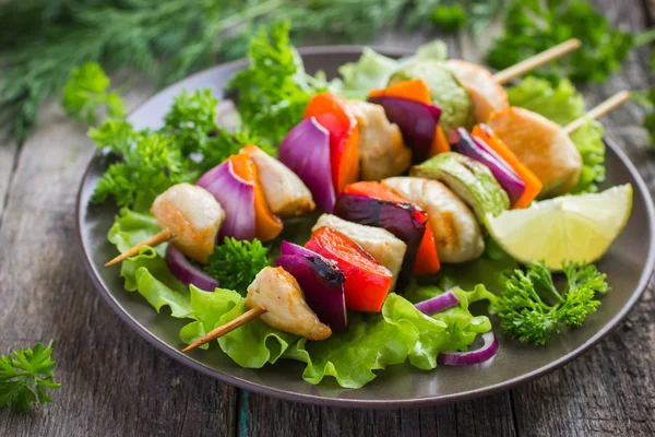 Grilované kuře a zeleninový kebab — Stock fotografie