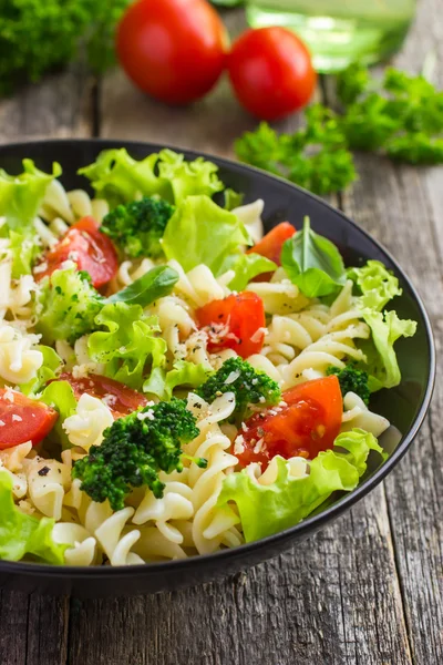 Pastasallad med körsbärstomater — Stockfoto