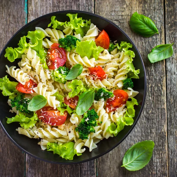 Pastasallad med körsbärstomater — Stockfoto