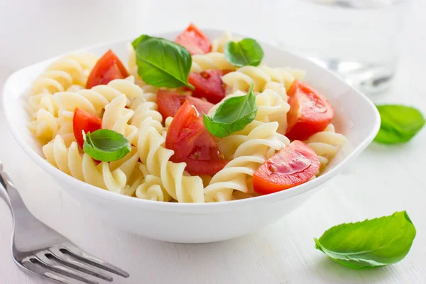 Pasta con pomodorini e basilico — Foto Stock