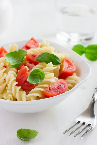 Massa com tomate cereja e manjericão — Fotografia de Stock