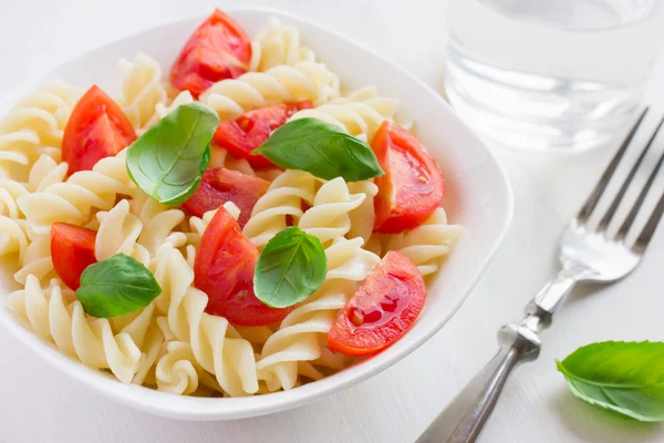 Pasta met cherry tomaten en basilicum — Stockfoto
