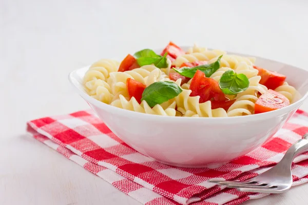 Massa com tomate cereja e manjericão — Fotografia de Stock