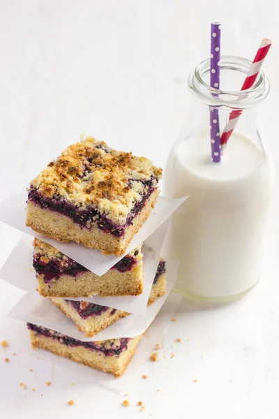 Beeren zerbröseln Riegel und Glas Milch — Stockfoto