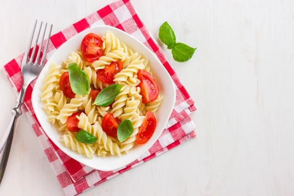 Pasta with cherry tomatoes and basil — Stock Photo, Image