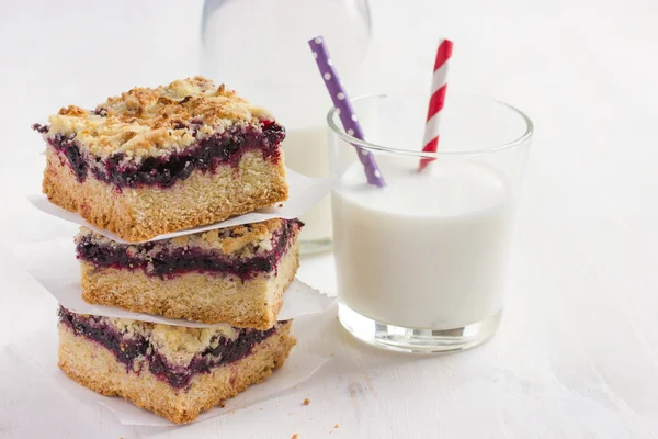 Beeren zerbröseln Riegel und Glas Milch — Stockfoto