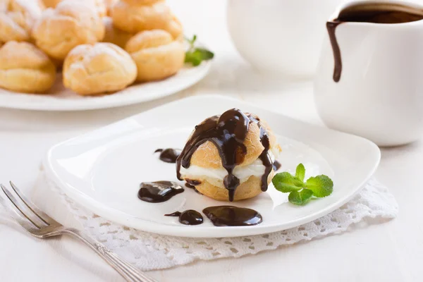 Profiteroles och chokladsås — Stockfoto