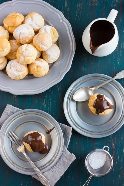 Profiteroles com creme e molho de chocolate — Fotografia de Stock