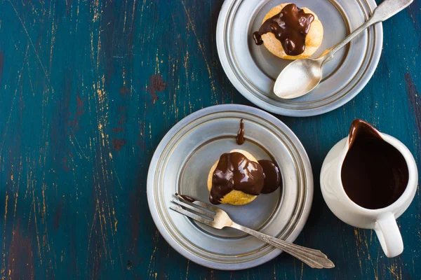 Profiterolen mit Sahne und Schokoladensauce — Stockfoto