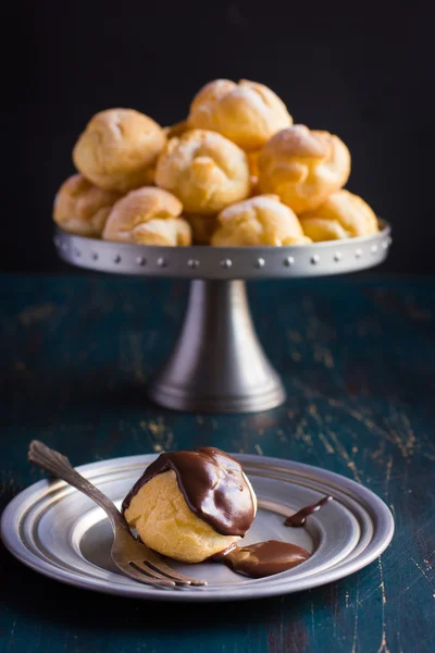 Profiteroles con crema y salsa de chocolate — Foto de Stock