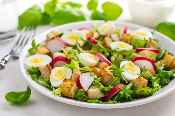 Salada com ovos de galinha e codorniz — Fotografia de Stock