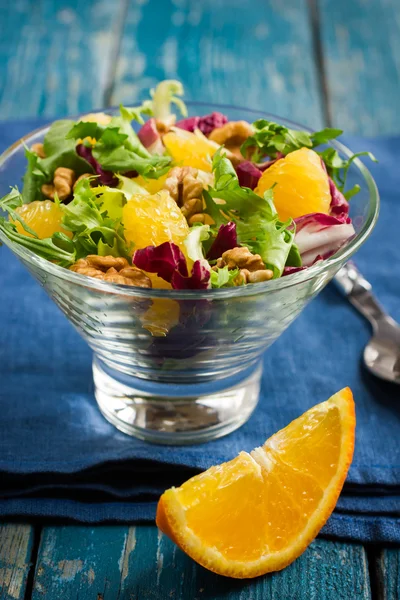Saláta naranccsal és a dióval — Stock Fotó
