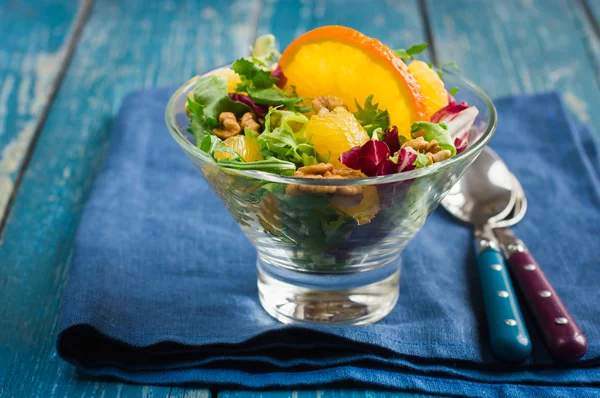 Salad with orange and walnuts — Stock Photo, Image