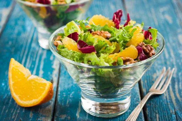 Ensalada con naranja y nueces — Foto de Stock