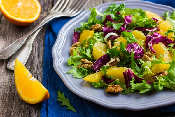 Salata karışımı portakal ile — Stok fotoğraf