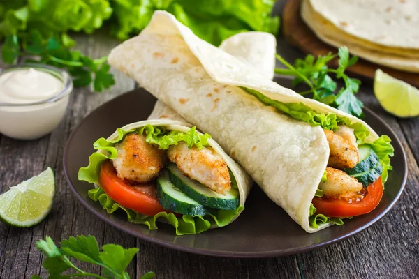 Tortilla wrap with chicken and vegetables — Stock Photo, Image