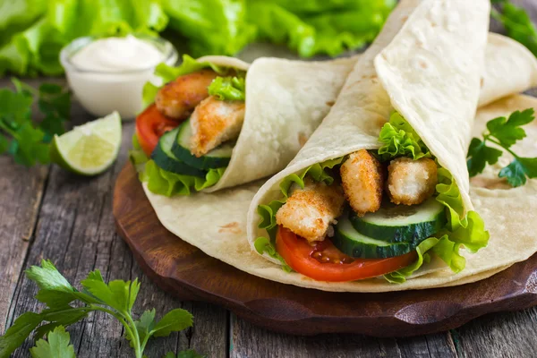 Tortilla wrap with chicken and vegetables — Stock Photo, Image