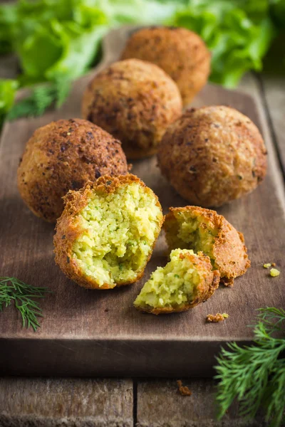 Falafel de grão de bico com molho tzatziki — Fotografia de Stock