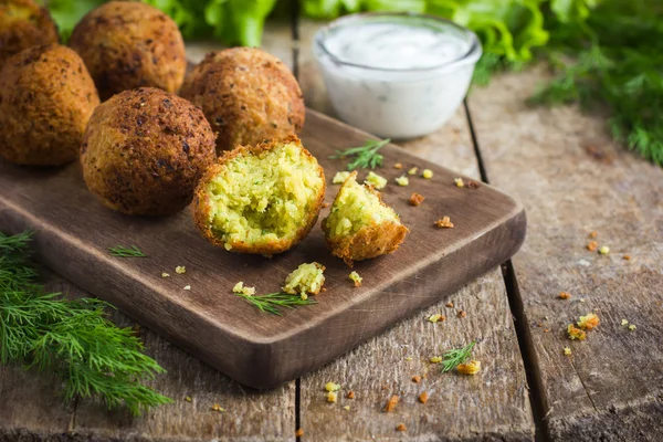 Kichererbsen-Falafel mit Tzatziki-Sauce — Stockfoto