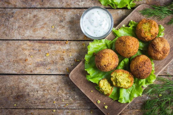 Falafel di ceci con salsa tzatziki — Foto Stock