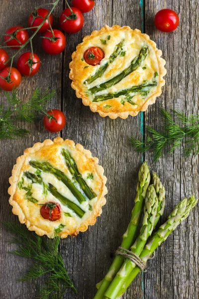 Tarts with asparagus and cherry tomatoes — Stock Photo, Image