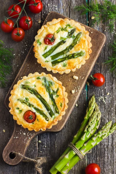 Tortas com espargos e tomates cereja — Fotografia de Stock