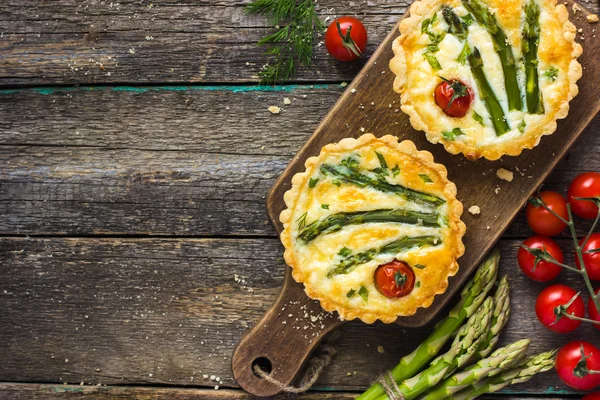 Tarts with asparagus and cherry tomatoes — Stock Photo, Image